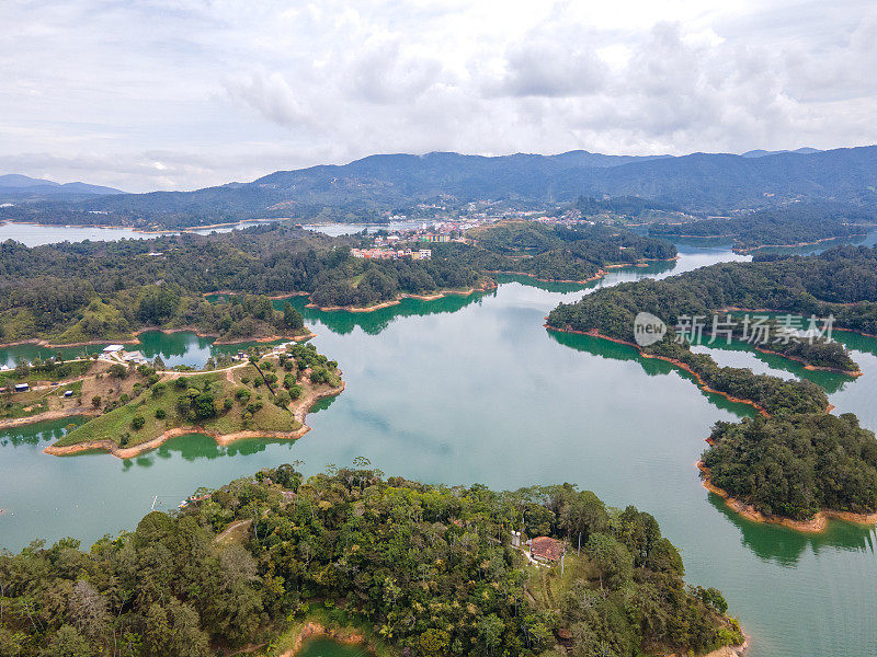 无人机拍摄的Peñol de Guatape，哥伦比亚